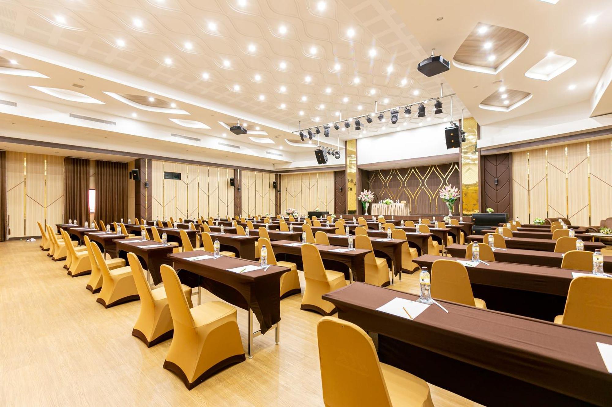 Grand Ratchapruek Hotel Pak Kret Bagian luar foto