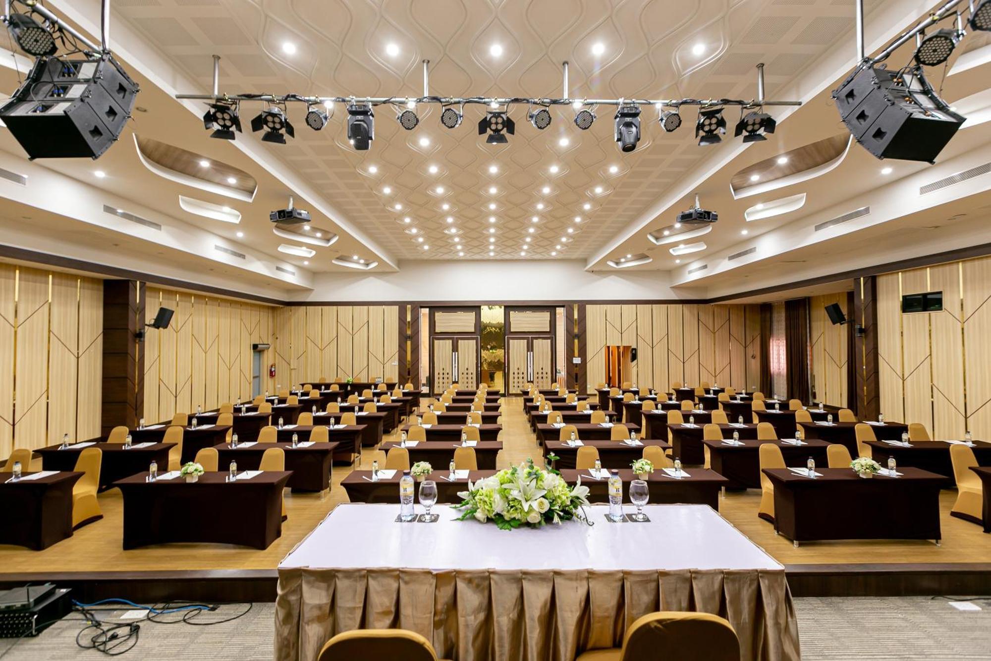 Grand Ratchapruek Hotel Pak Kret Bagian luar foto