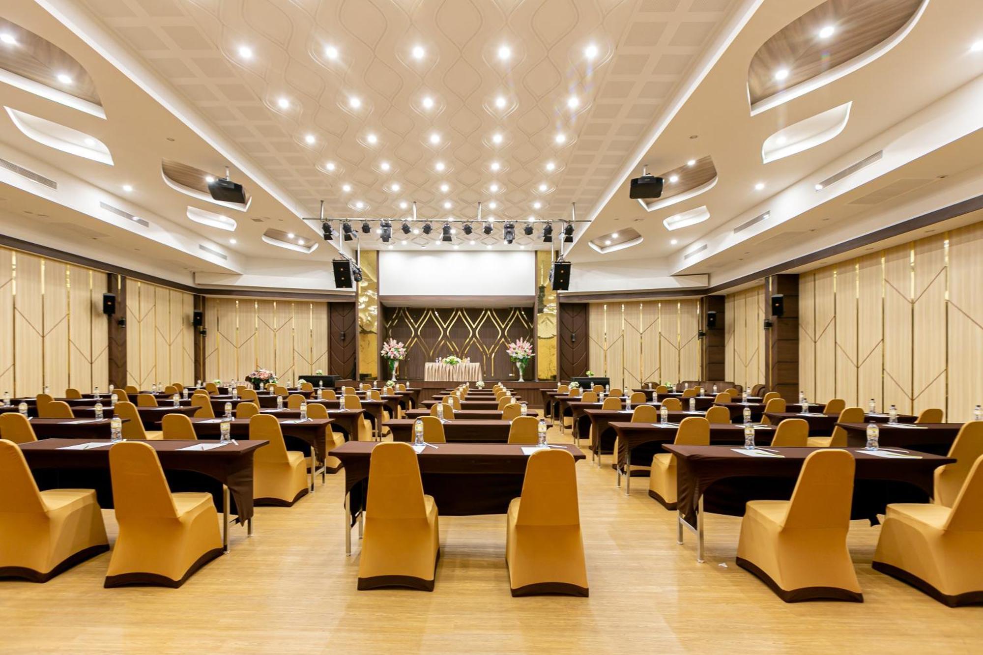 Grand Ratchapruek Hotel Pak Kret Bagian luar foto