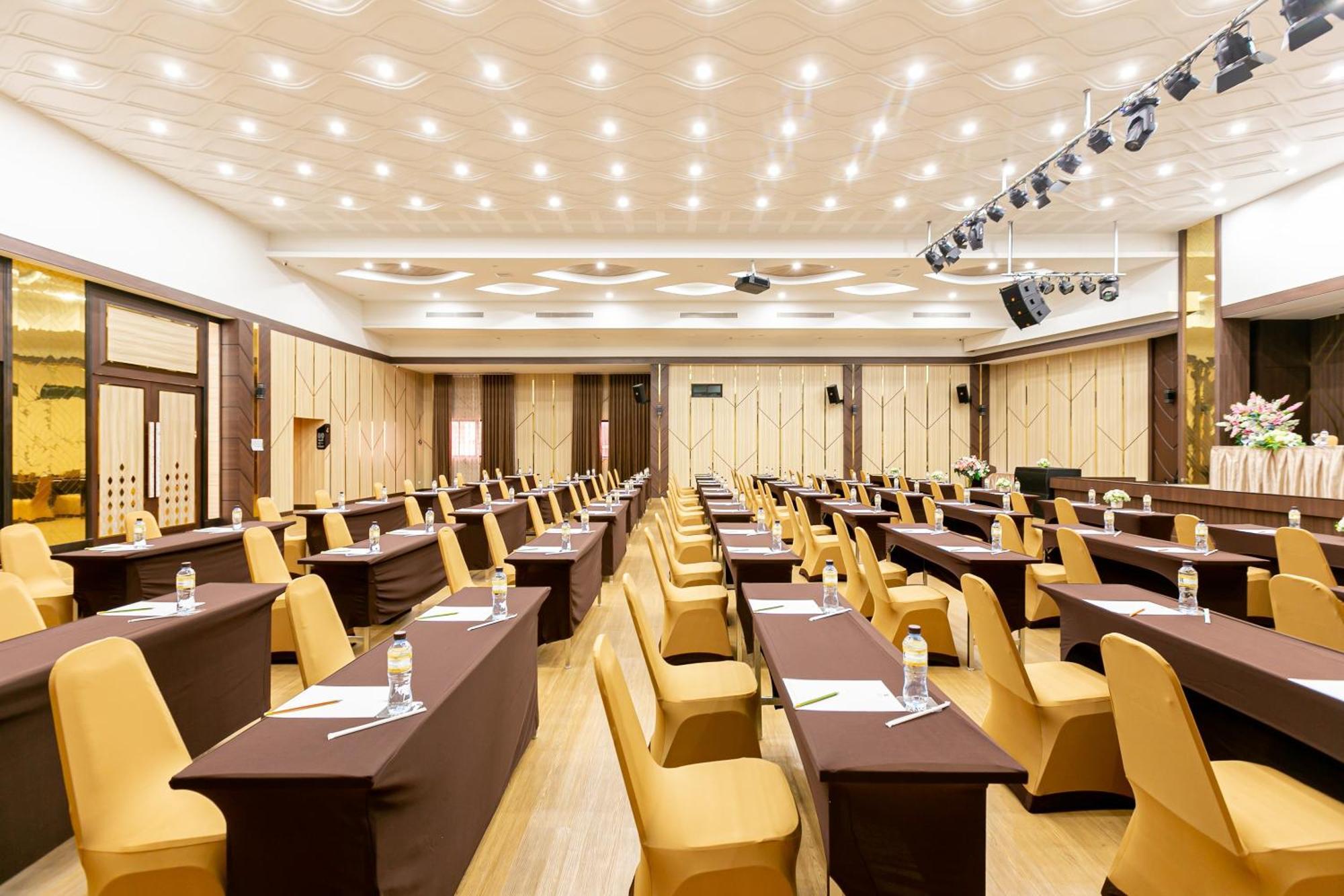 Grand Ratchapruek Hotel Pak Kret Bagian luar foto