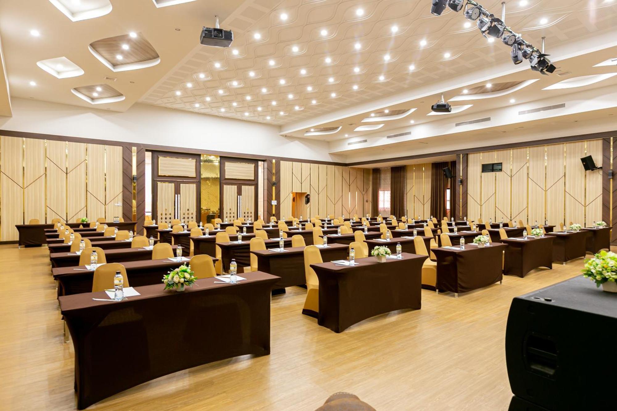 Grand Ratchapruek Hotel Pak Kret Bagian luar foto